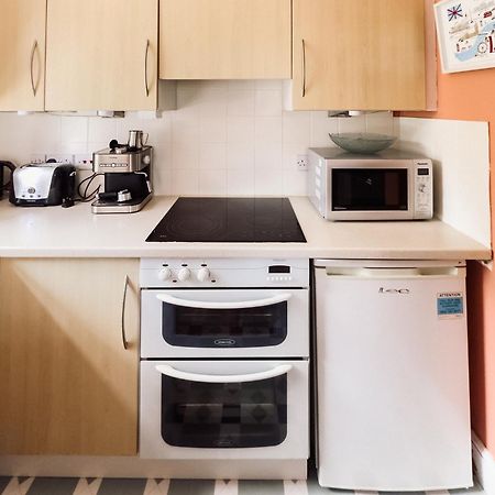 Beautiful Apartment In Guildford With Parking Send Екстер'єр фото