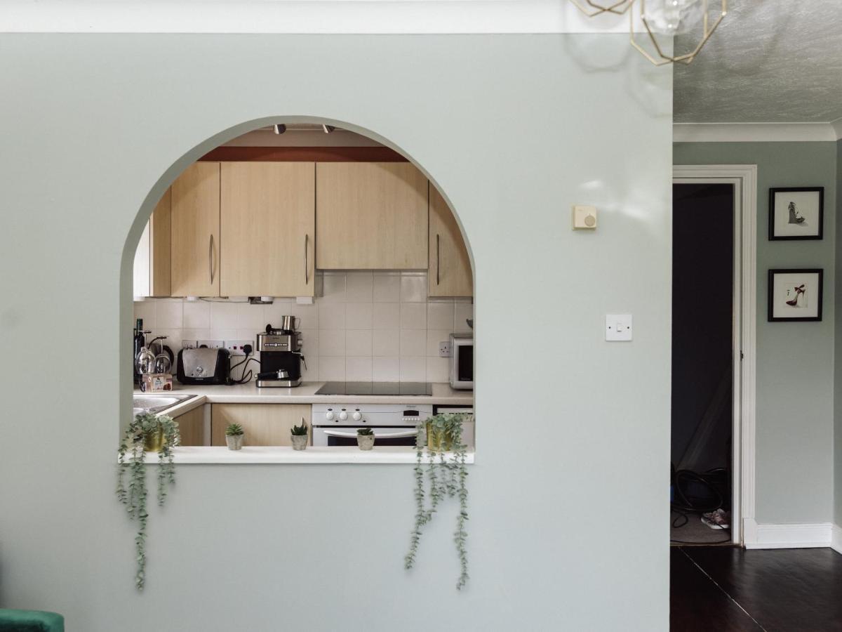 Beautiful Apartment In Guildford With Parking Send Екстер'єр фото