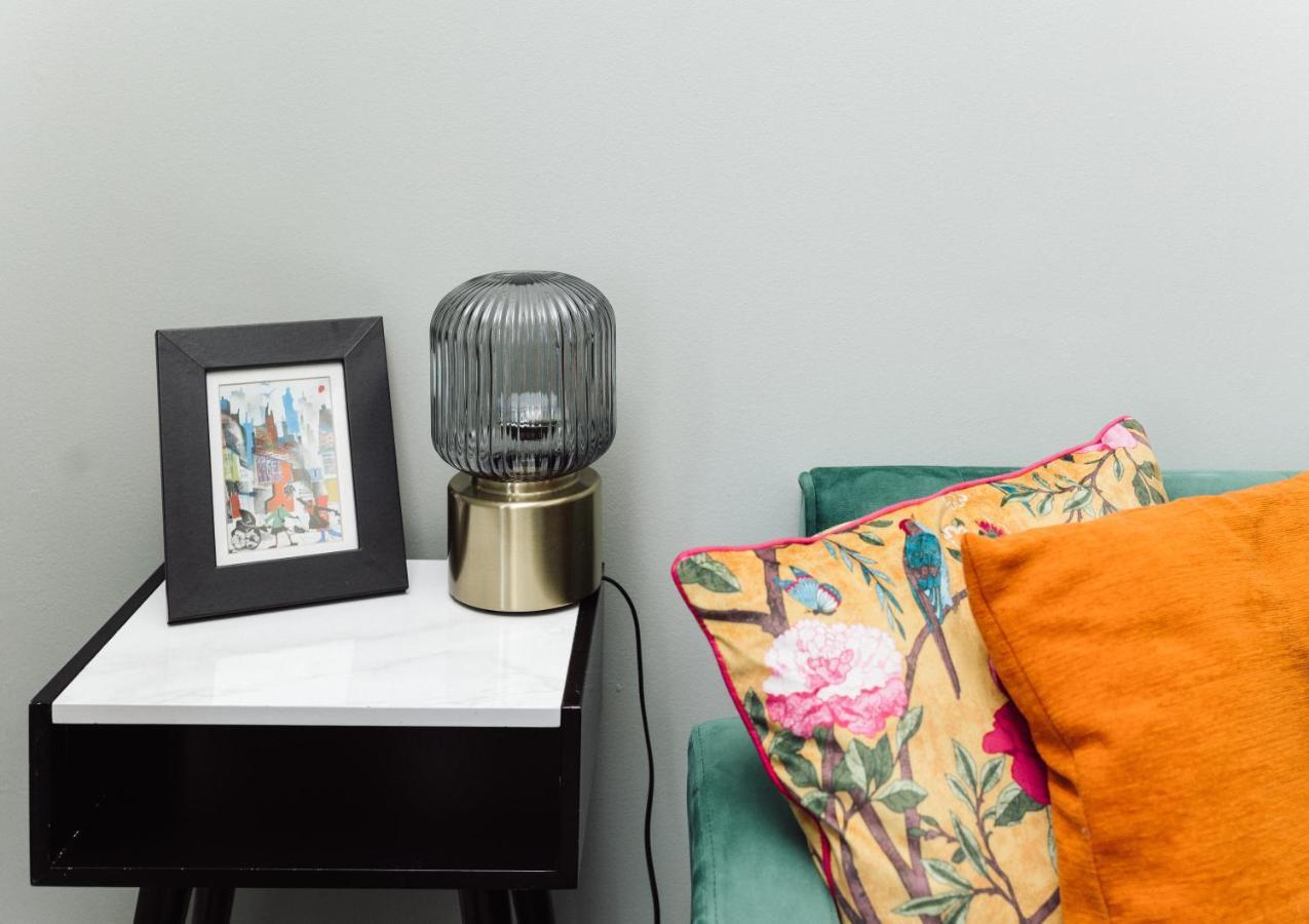 Beautiful Apartment In Guildford With Parking Send Екстер'єр фото