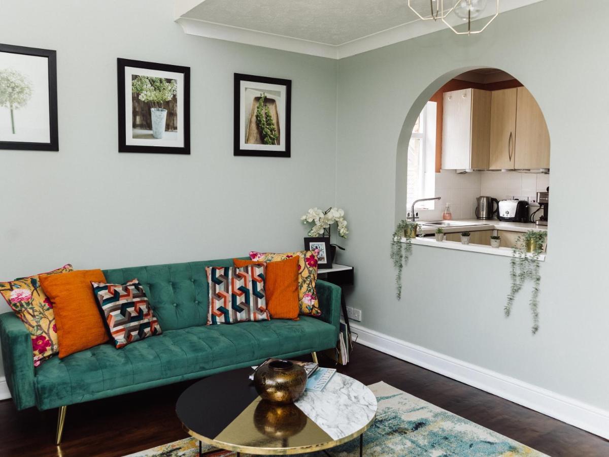 Beautiful Apartment In Guildford With Parking Send Екстер'єр фото