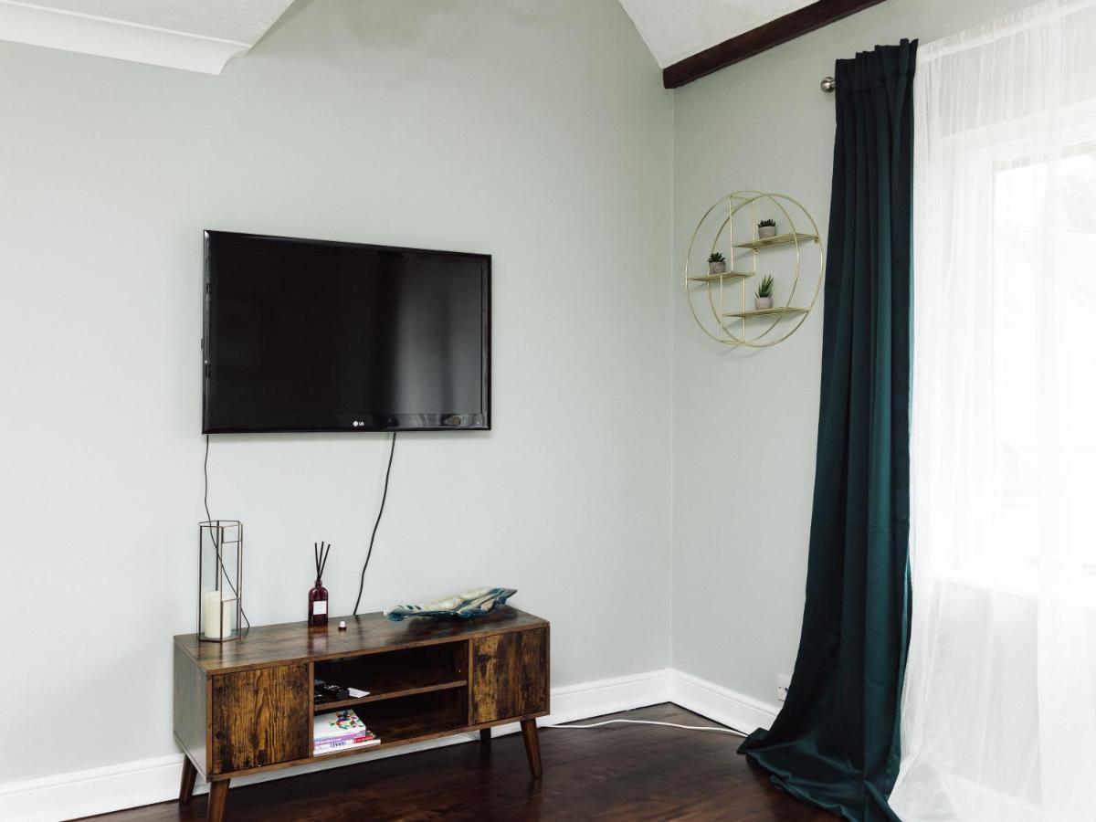 Beautiful Apartment In Guildford With Parking Send Екстер'єр фото