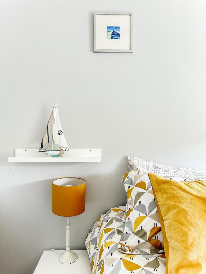 Beautiful Apartment In Guildford With Parking Send Екстер'єр фото