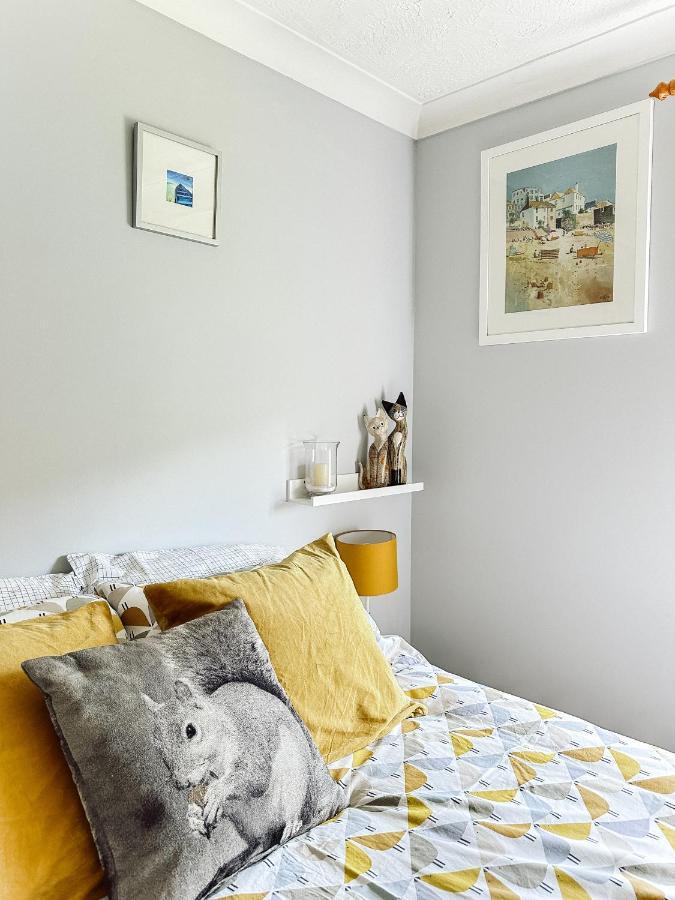 Beautiful Apartment In Guildford With Parking Send Екстер'єр фото
