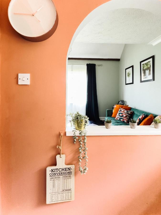 Beautiful Apartment In Guildford With Parking Send Екстер'єр фото
