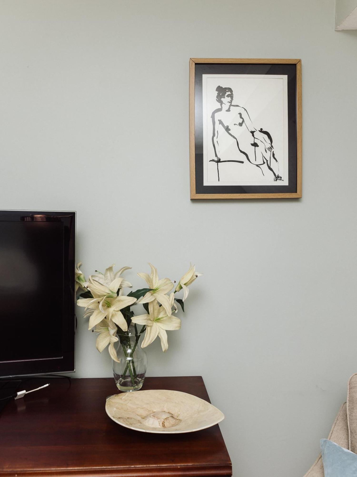 Beautiful Apartment In Guildford With Parking Send Екстер'єр фото