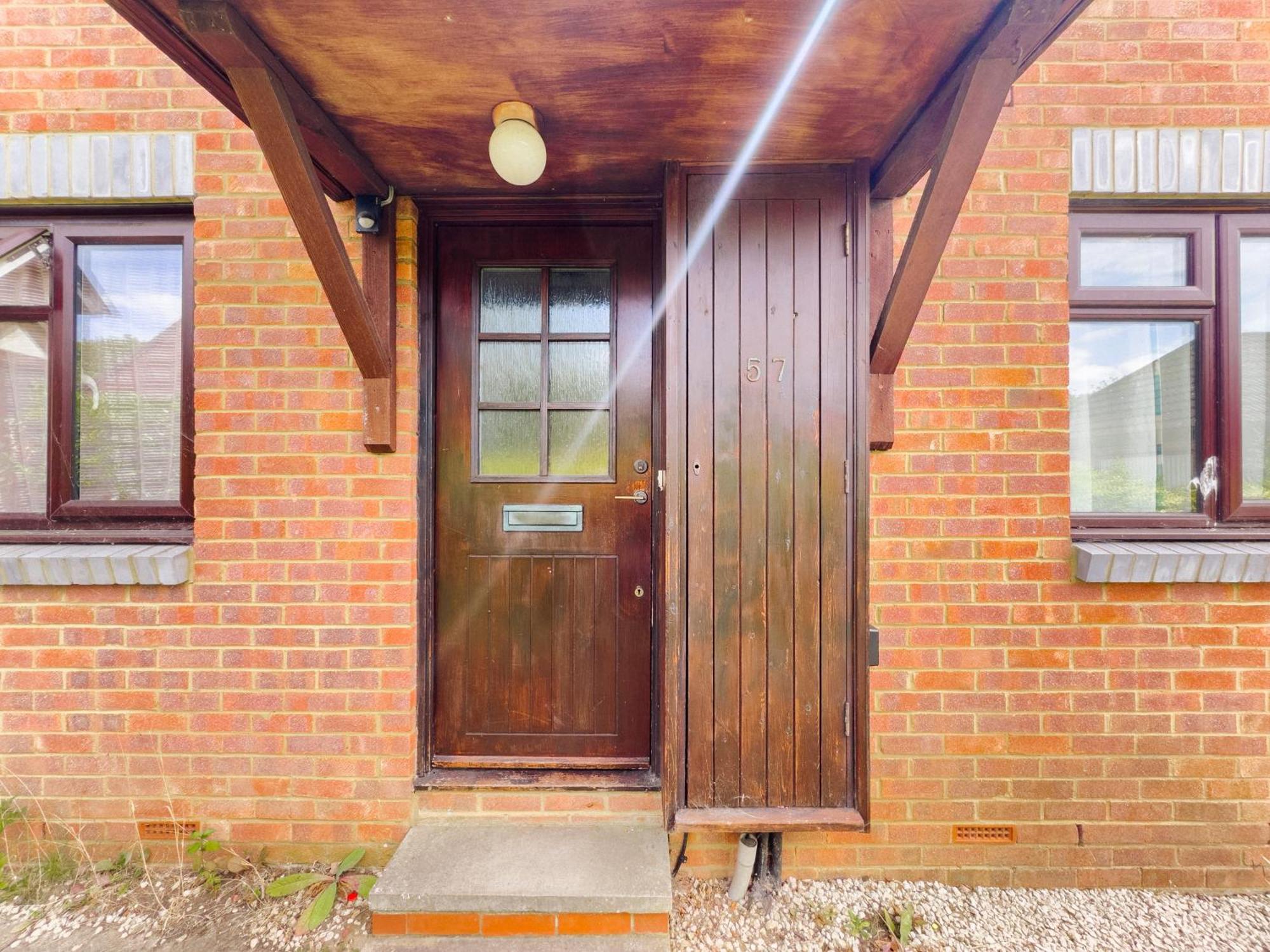 Beautiful Apartment In Guildford With Parking Send Екстер'єр фото