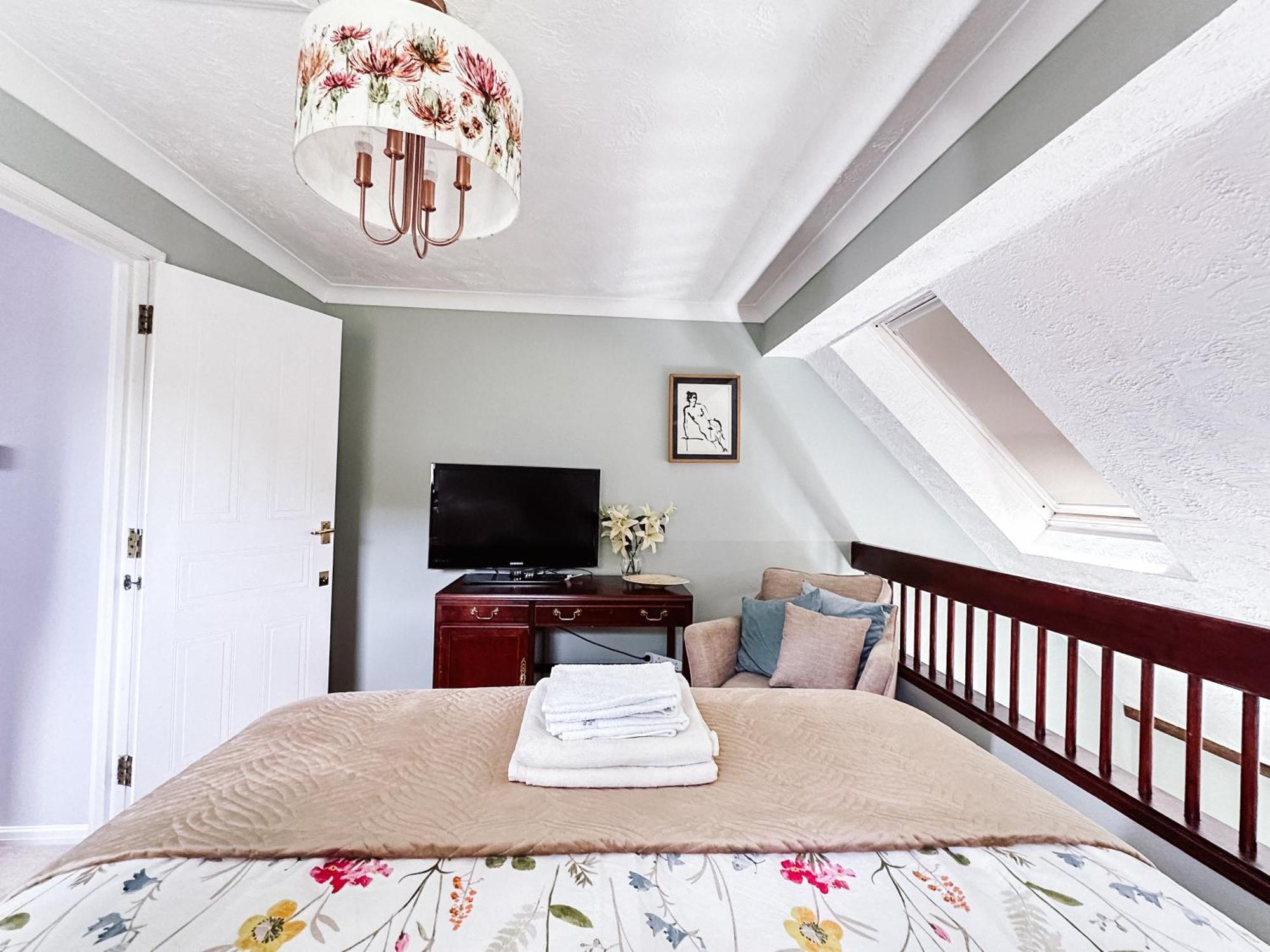 Beautiful Apartment In Guildford With Parking Send Екстер'єр фото