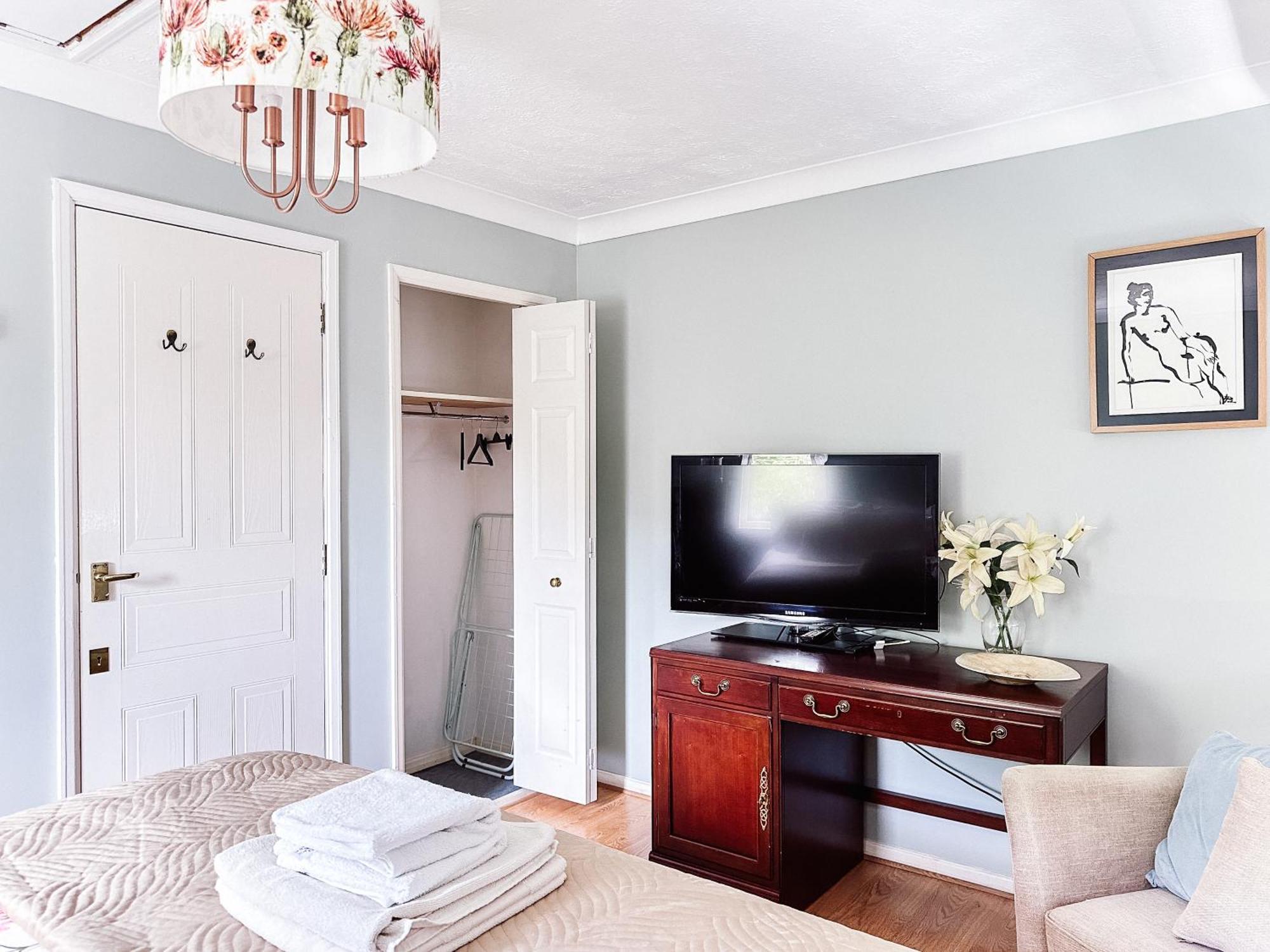 Beautiful Apartment In Guildford With Parking Send Екстер'єр фото