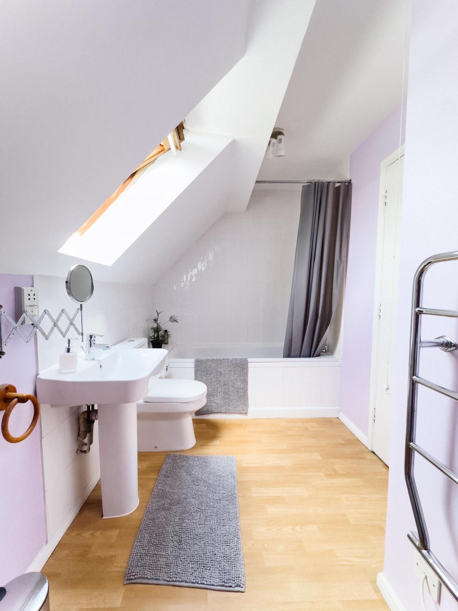 Beautiful Apartment In Guildford With Parking Send Екстер'єр фото
