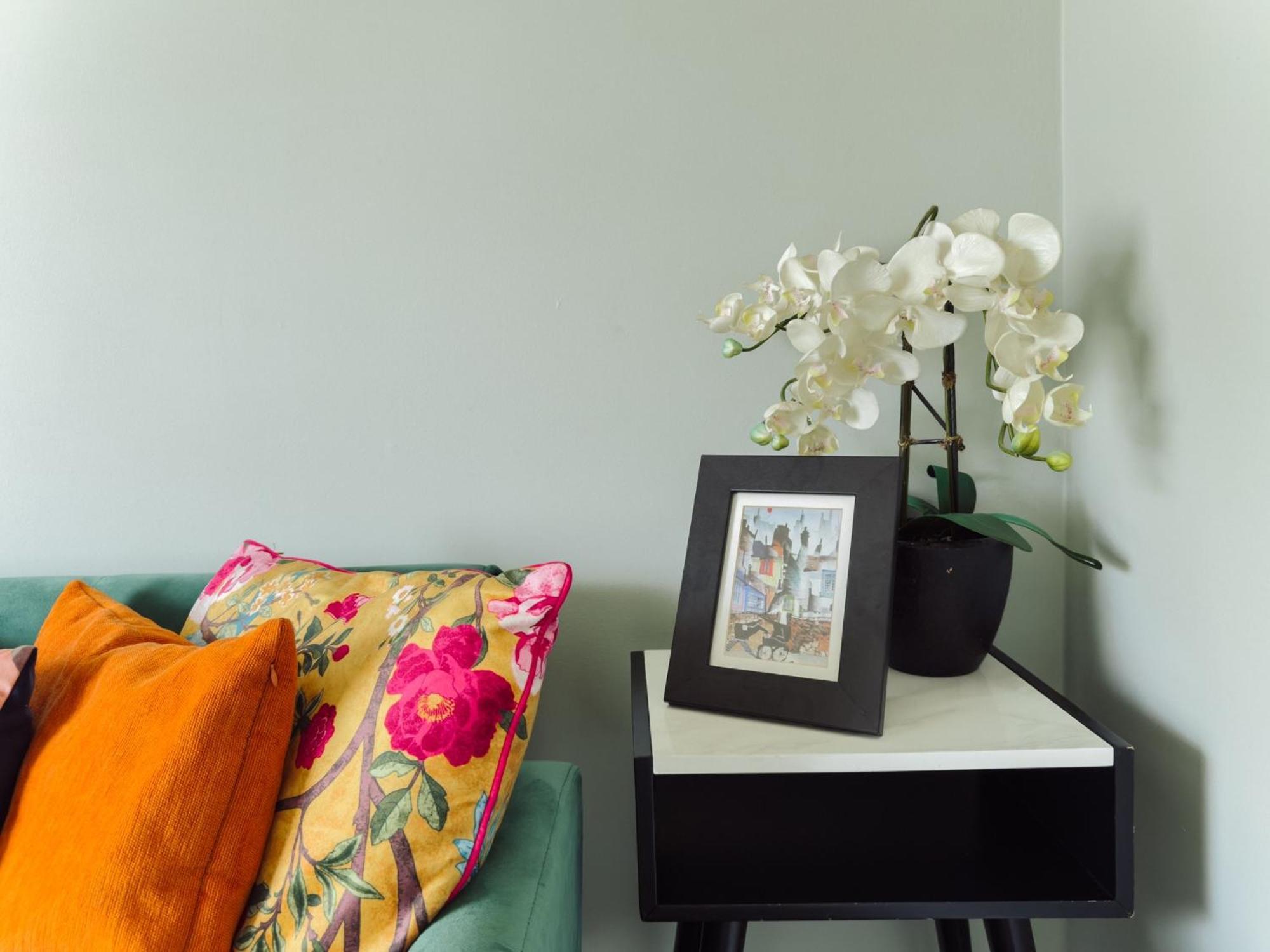 Beautiful Apartment In Guildford With Parking Send Екстер'єр фото