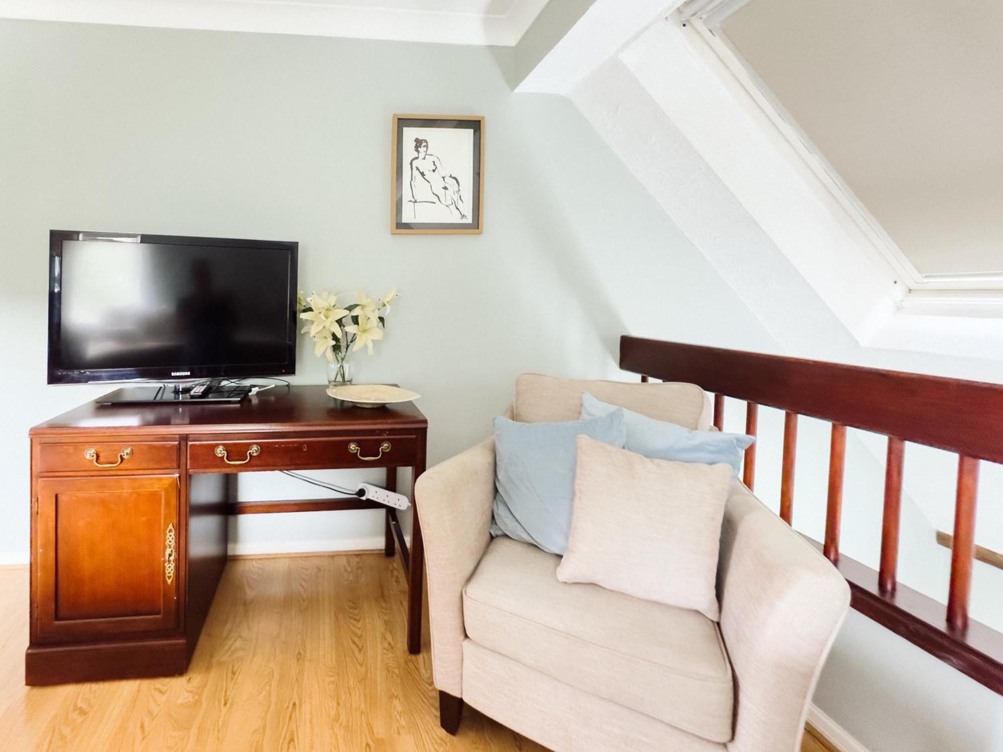 Beautiful Apartment In Guildford With Parking Send Екстер'єр фото