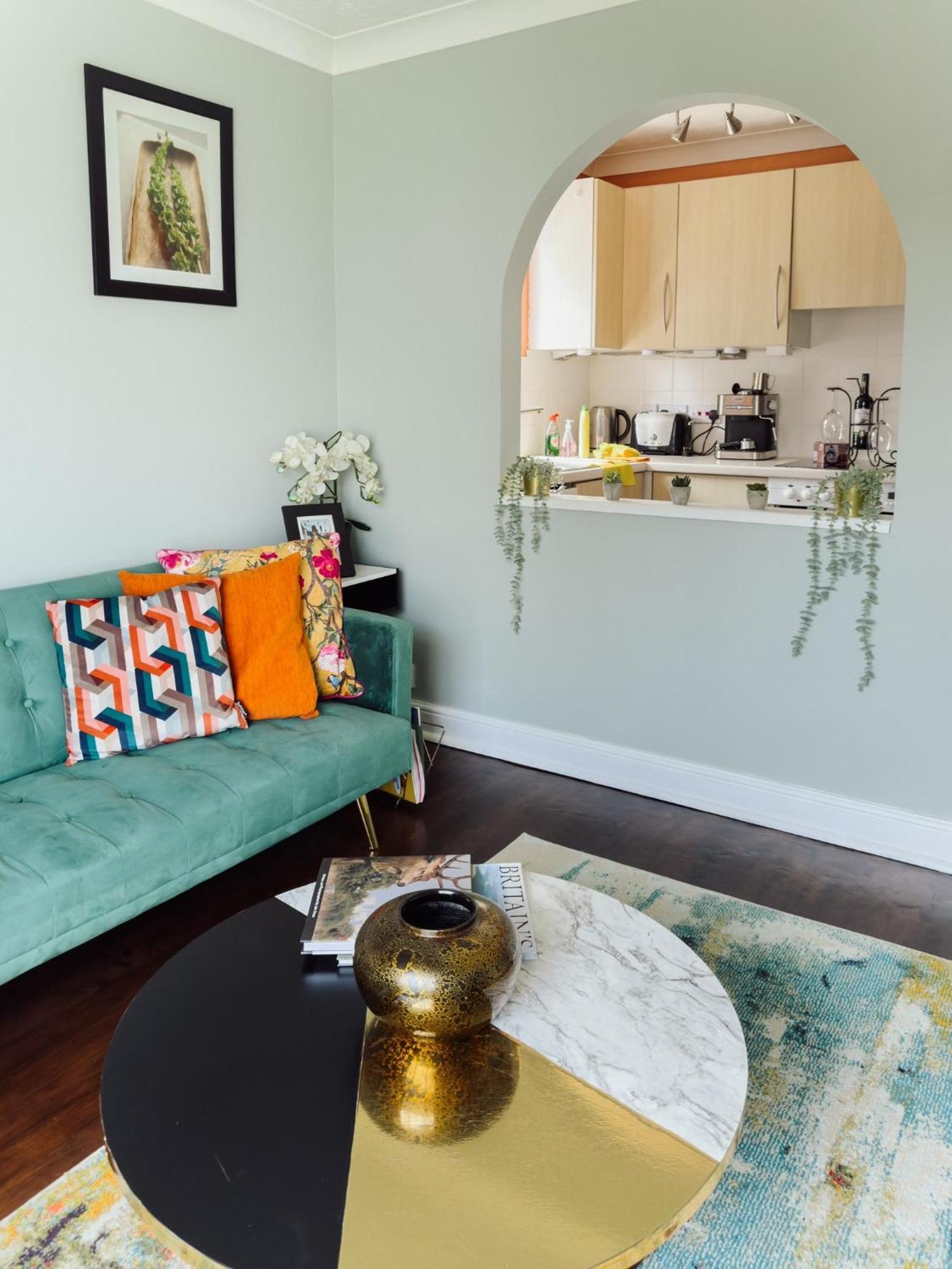 Beautiful Apartment In Guildford With Parking Send Екстер'єр фото