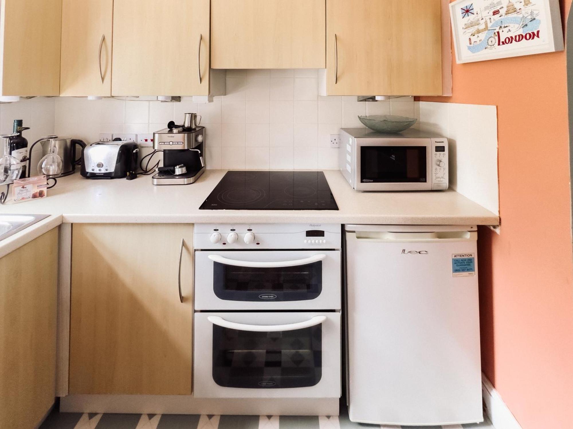Beautiful Apartment In Guildford With Parking Send Екстер'єр фото
