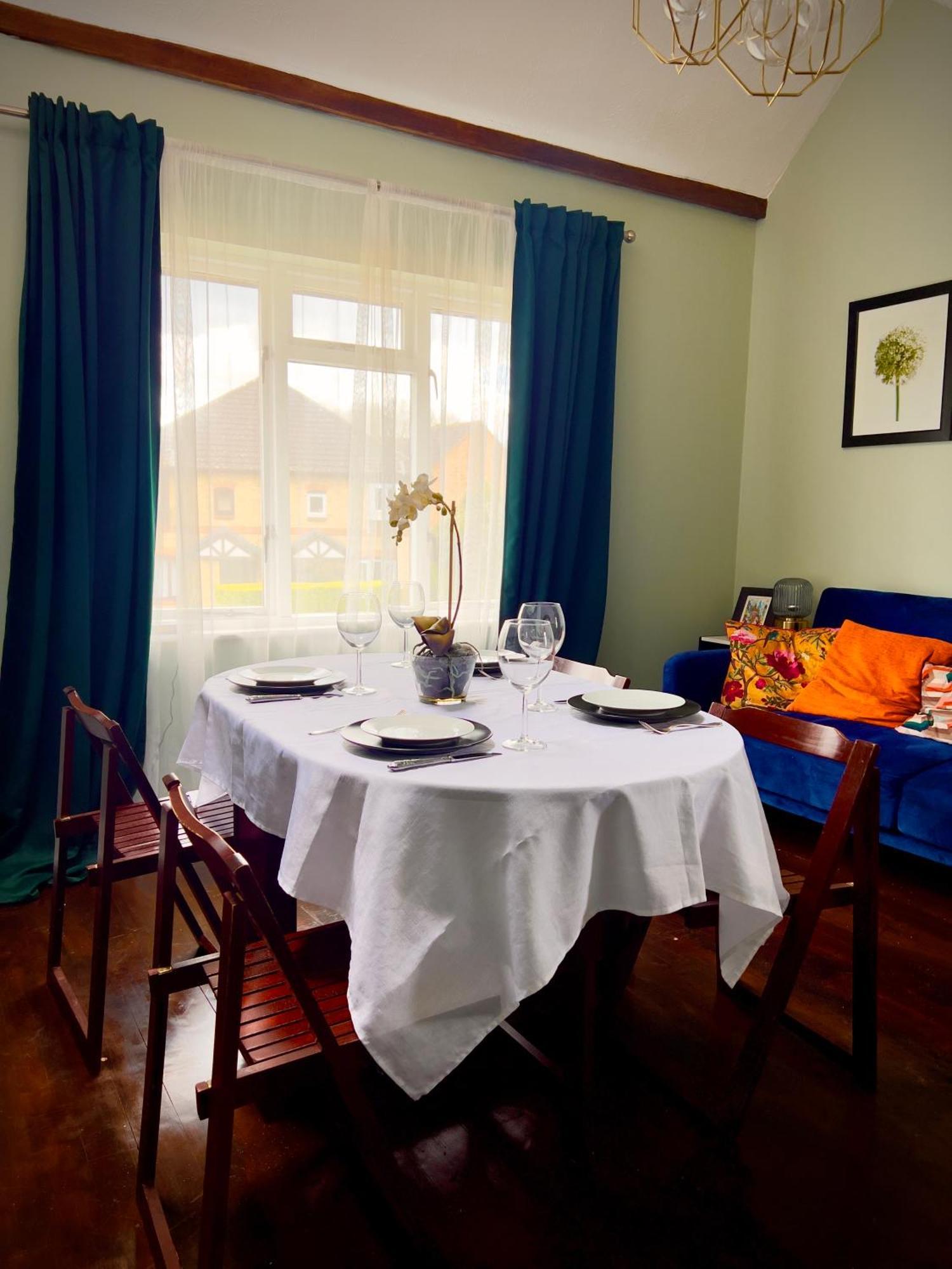 Beautiful Apartment In Guildford With Parking Send Екстер'єр фото