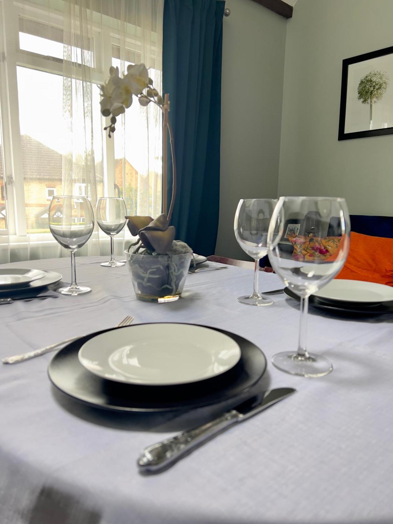Beautiful Apartment In Guildford With Parking Send Екстер'єр фото