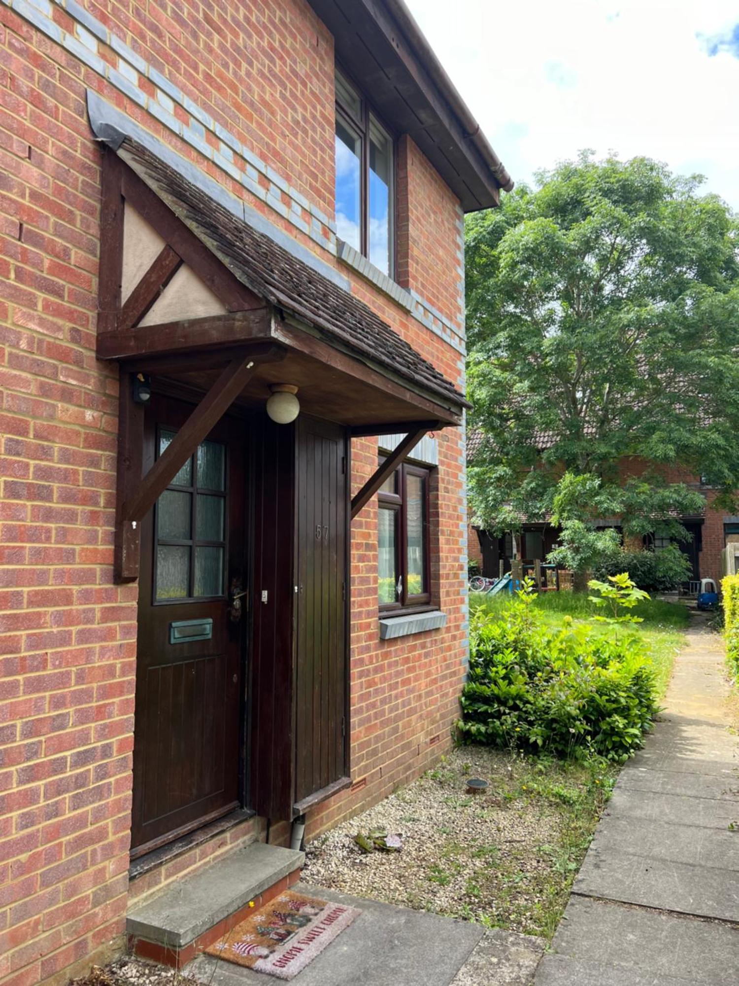Beautiful Apartment In Guildford With Parking Send Екстер'єр фото
