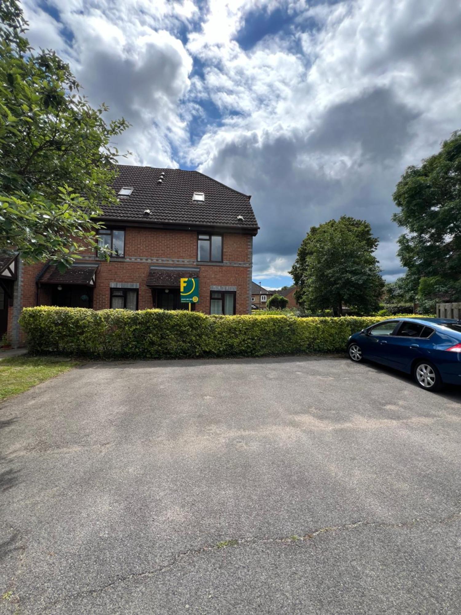 Beautiful Apartment In Guildford With Parking Send Екстер'єр фото
